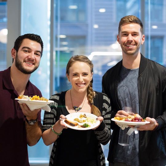 Photo Instagram d'employés Sprout au repas participatif annuel, Sproutsgiving. Cliquez pour consulter le post Instagram.